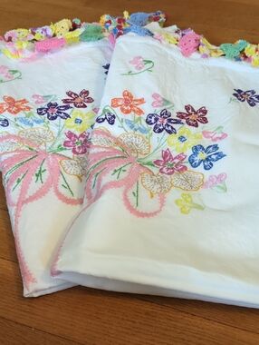 Beautiful Vintage Pillowcases With Floral Embroidery - Set Of 2